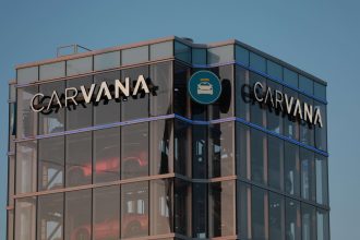 From Startup to Success: The Story Behind Carvana's Success, Net Worth and Revolution in Car Buying